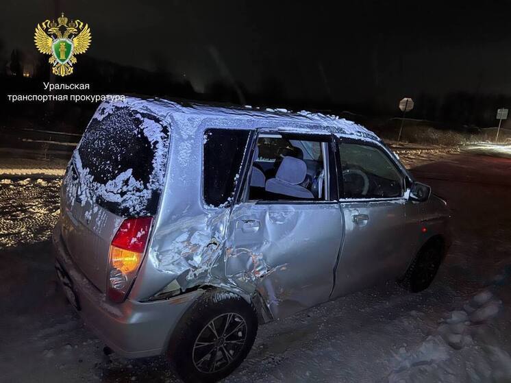 На заводских путях в Невьянске тепловоз столкнулся с автомобилем