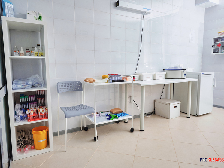 Пьяный дебош в больнице: кемеровчанин сломал дверь после ссоры с медиками