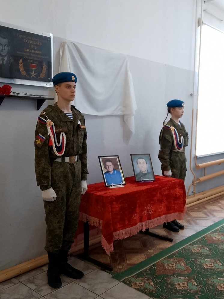 В память о погибших бойцах СВО в Андреаполе открыли мемориальные доски