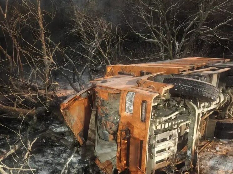 Жуткое ДТП в Хабаровске: КАМАЗ вылетел с дороги — женщина погибла на месте