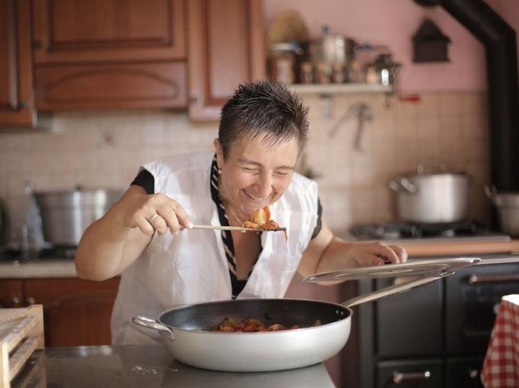 Закуска за пять минут, которая заставит гостей думать, что вы готовили весь день: хрустящие картофельные гнёздышки с начинкой покорят любой праздничный стол