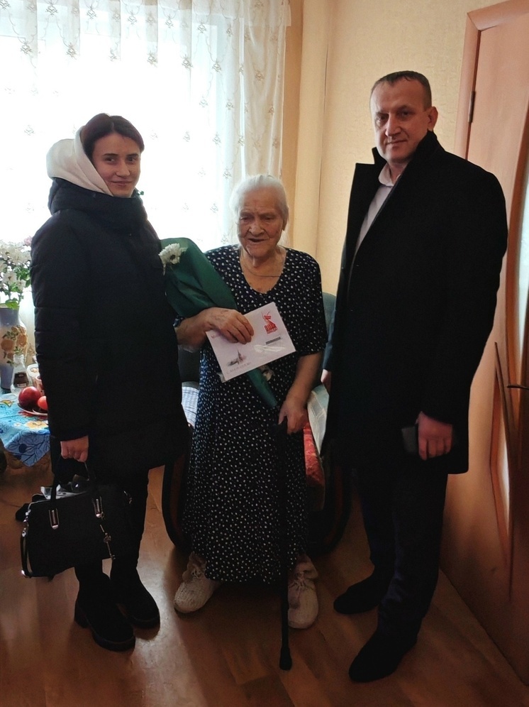 В Орле ветерана ВОВ Татьяну Аршинову поздравили с 95-летием