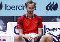 ATP с 2026 года вводит новую политику по борьбе с экстремальной жарой, основанную на индексе WBGT. При WBGT ≥ 30,1 °C игроки получают 10-минутный перерыв после второго сета; при ≥ 32,2 °C — матч приостанавливается. Решение принято после ряда медицинских инцидентов на турнирах в Шанхае и Цинциннати. Нормы унифицируют подход, делая его объективным и соответствующим стандартам WTA и турниров Большого шлема.