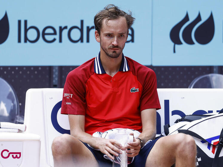 ATP с 2026 года вводит новую политику по борьбе с экстремальной жарой, основанную на индексе WBGT. При WBGT ≥ 30,1 °C игроки получают 10-минутный перерыв после второго сета; при ≥ 32,2 °C — матч приостанавливается. Решение принято после ряда медицинских инцидентов на турнирах в Шанхае и Цинциннати. Нормы унифицируют подход, делая его объективным и соответствующим стандартам WTA и турниров Большого шлема.