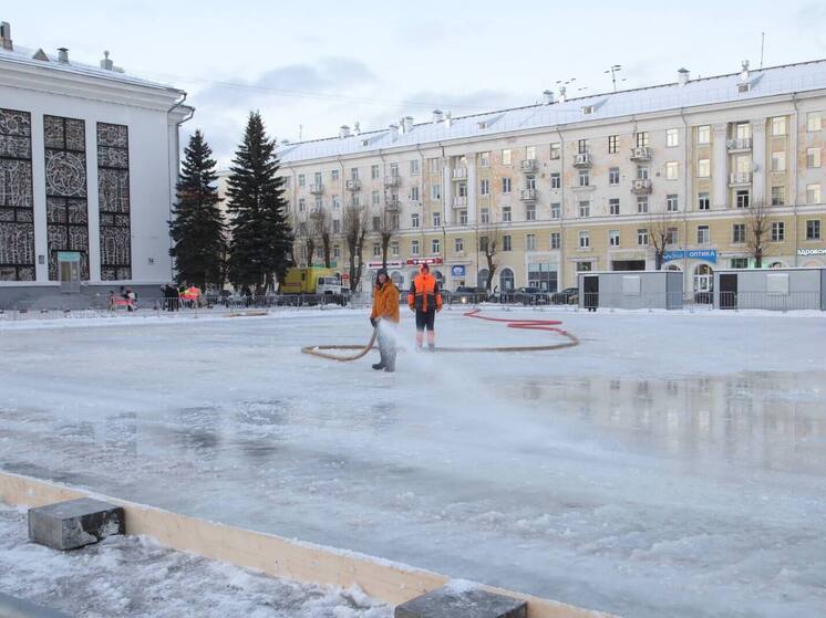 В Северодвинске начали заливать городской каток