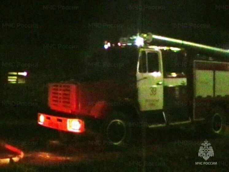 Он вспыхнул накануне около десяти вечера