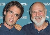 После того, как известный американский режиссер Роб Райнер и его жена Мишель Сингер Райнер были найдены мертвыми в своем доме, по подозрению в убийстве арестован их сын Ник