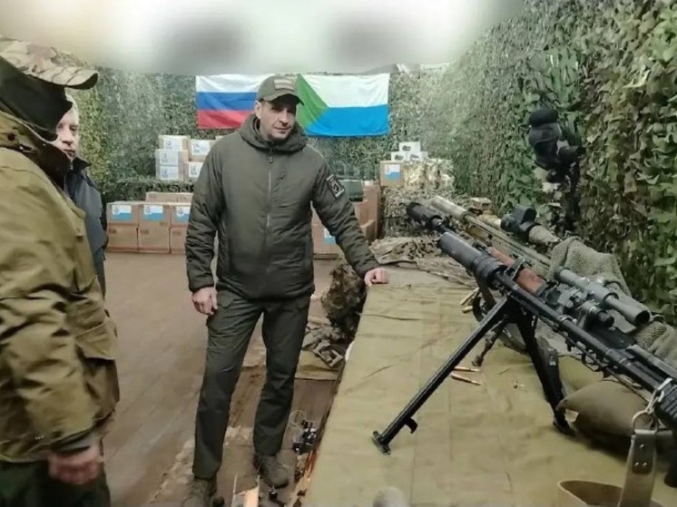 Техника, награды и память
Губернатор Хабаровского края Дмитрий Демешин в ходе очередной рабочей поездки в зону специальной военной операции лично доставил на передовую крупную партию критически важной техники и гуманитарного груза для подшефных подразделений