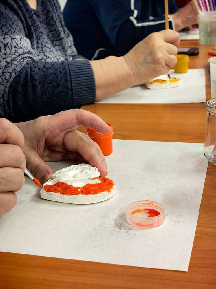 В Серпухове «Активные долголеты» изучили искусство росписи