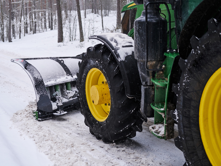 368 человек и 370 спецмашин чистили улицы Самары от снега 15 декабря