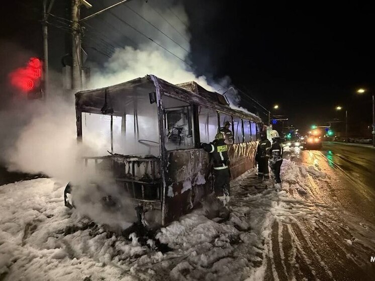 В Туле на улице Болдина потушили горящий троллейбус
