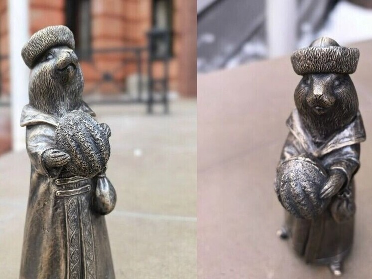 В центре Красноярска появилась 14-я бронзовая скульптура суслика в образе купца