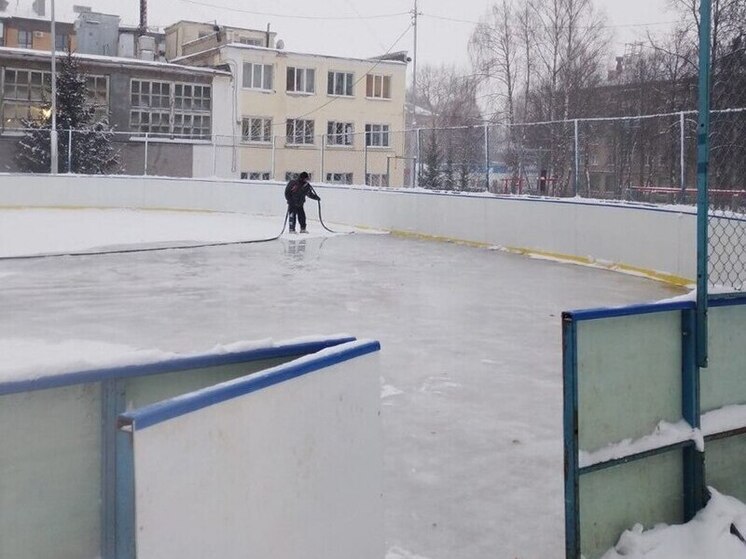 В Костроме начали заливать катки