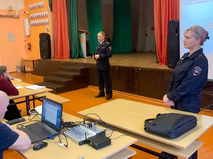 Кадровый захват: псковские полицейские проводят встречи со школьниками и студентами
