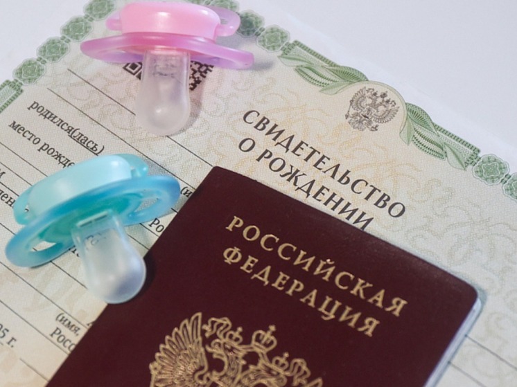 В Приморье на прошлой неделе случился настоящий беби-бум! Целых 245 малышей сделали первые вздохи морского воздуха - это же целый маленький детский сад!

Цифры сами по себе удивительные: 134 маленьких богатыря и 111 принцесс появились на свет с 8 по 14 декабря