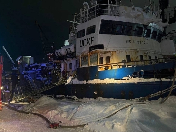 В Мурманске загорелся списанный траулер у причала