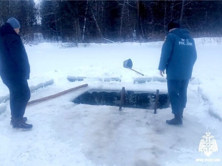 В Красноярском крае мужчина утонул, прыгнув в прорубь без страховки