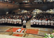 Женщины, которые утверждают, что их обманом заставили работать на пользующуюся неоднозначной репутацией католическую организацию Opus Dei собираются в Аргентине