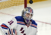 16 декабря 2025 года «Нью-Йорк Рейнджерс» на домашней арене проиграли «Анахайму» со счётом 1:4 в матче регулярного чемпионата НХЛ. Голкипер Игорь Шестеркин отразил 22 из 25 бросков, был признан третьей звездой матча, но после финальной сирены сломал клюшку о стену. Артемий Панарин отдал голевую передачу, Владислав Гавриков очков не набрал. Мику Зибанеджад был отстранён за опоздание на собрание. «Рейнджерс» занимают седьмое место в Столичном дивизионе с 36 очками после 34 матчей.