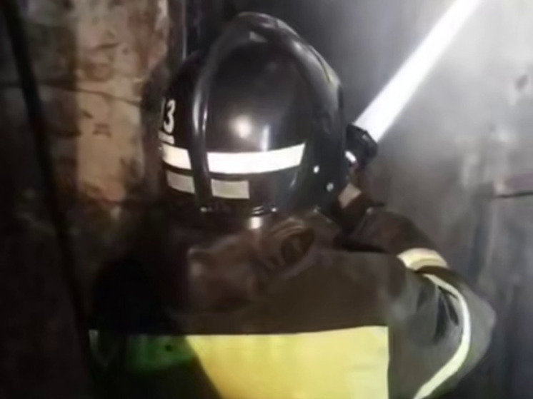 В Курской области соседи спасли мужчину, который развёл костёр в собственном доме