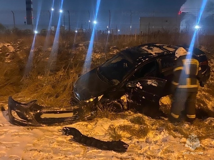 Hyundai Solaris завалился в кювет на Автомобильной в Калуге