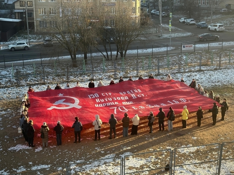 В Кострому прибыло большое полотно «Знамя Победы»