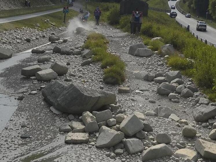 Дорога к селу в Цунтинском районе Дагестана закрыта из-за обвала