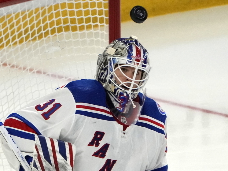 16 декабря 2025 года «Нью-Йорк Рейнджерс» на домашней арене проиграли «Анахайму» со счётом 1:4 в матче регулярного чемпионата НХЛ. Голкипер Игорь Шестеркин отразил 22 из 25 бросков, был признан третьей звездой матча, но после финальной сирены сломал клюшку о стену. Артемий Панарин отдал голевую передачу, Владислав Гавриков очков не набрал. Мику Зибанеджад был отстранён за опоздание на собрание. «Рейнджерс» занимают седьмое место в Столичном дивизионе с 36 очками после 34 матчей.