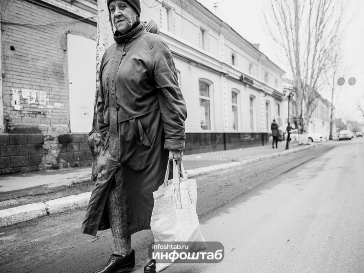 Астраханцам объяснили, как включить уход за пожилыми и инвалидами в страховой стаж