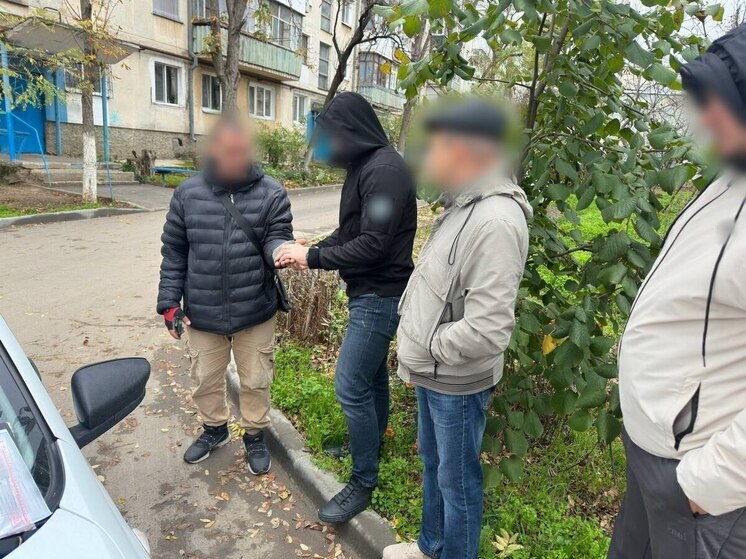 В Феодосии задержали мужчину, который прятал купленный в интернете наркотик в перчатке