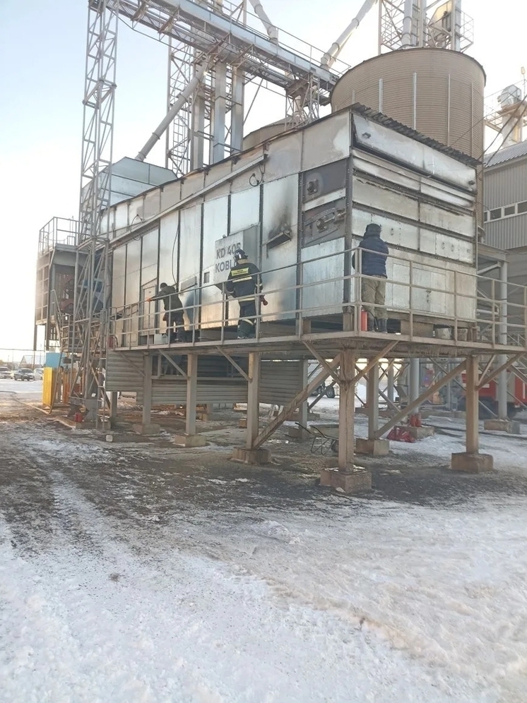 В Средней Елюзани потушили пожар на зерносушилке