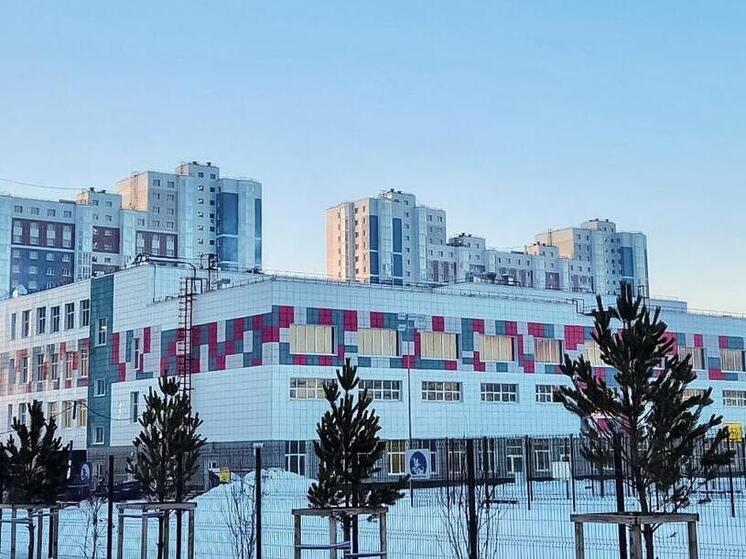 В Сургуте новую школу в микрорайоне Пойма‑5 подключили к электросетям