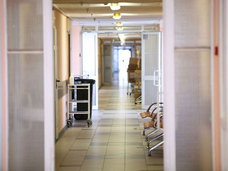 Учительницу, раненную девятиклассником в Петербурге, перевели в общую палату