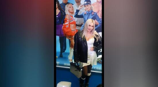 Актриса Наталья Рудова в игривом платье появилась на премьере 