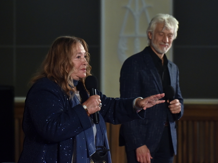 Актриса, режиссер, сценарист Наталья Бондарчук очень любит приезжать в Крым. С этого года Наталья Сергеевна - председатель жюри Фестиваля духовно-нравственного и семейного кино «Святой Владимир». В Севастополе режиссер провела творческую встречу с жителями и гостями города. Эту встречу Наталья Бондарчук посвятила памяти своего отца и 40-летию выхода на экраны фильма «Детство Бемби», затронув очень личные истории.