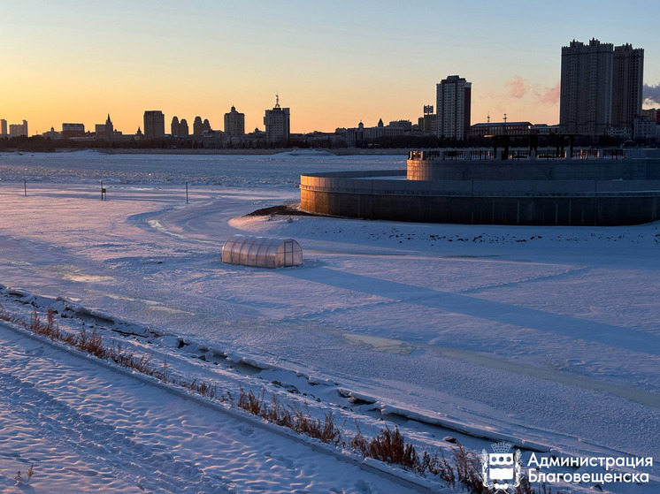 На благовещенском пляже «Пограничный» прорубили купель