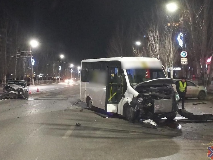 Подросток пострадала при столкновении Mercedes-Benz и автобуса под Волгоградом