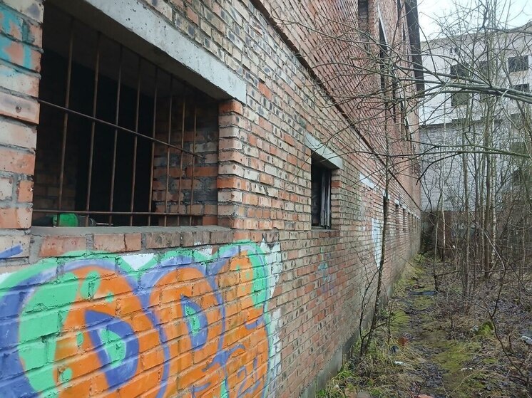 В Великих Луках усиливают меры безопасности на недостроенных объектах