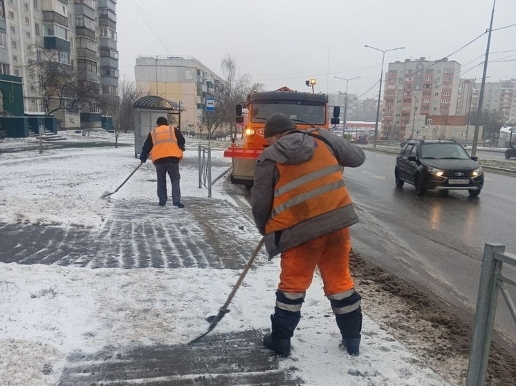 69 человек и 63 единицы техники убирают дороги Курска от снега