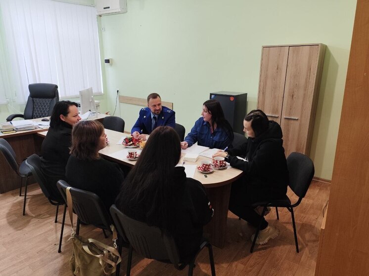 И.о. прокурора Каховского района провел личный прием жён бойцов