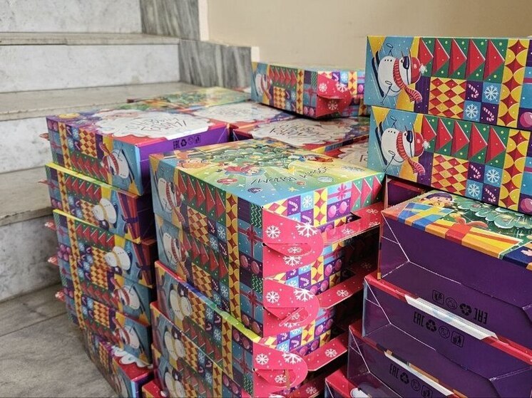 Предгорный округ отправил новогодние подарки детям ЛНР