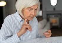 Британские ученые идентифицировали шесть специфических симптомов, проявляющихся в среднем возрасте, которые могут служить ранними предвестниками деменции за десятилетия до её клинического проявления