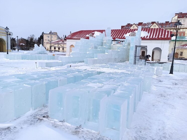 В Омске готовят ледовые композиции к новогодним праздникам