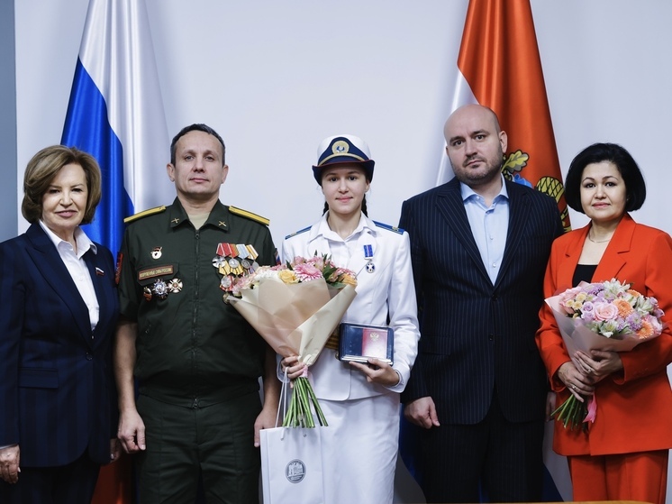 Губернатор Самарской области вручил дочери участника СВО памятную медаль «За проявленное мужество»