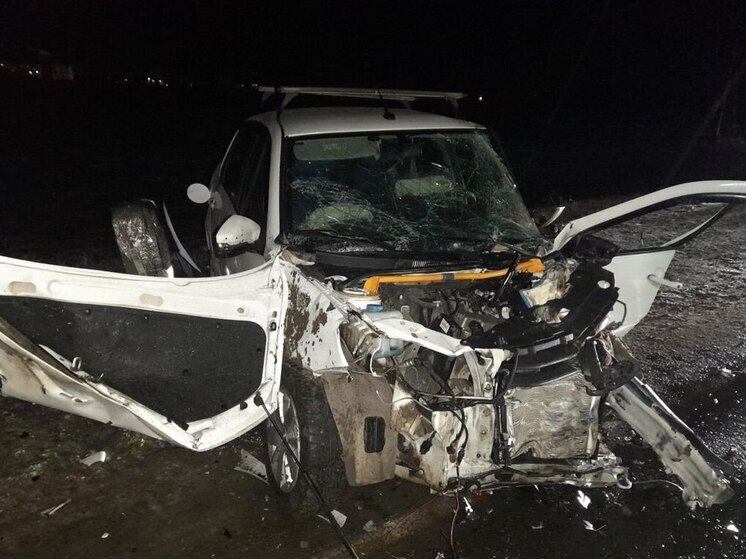 Выезд на встречку на «Каспии»: Lada и Mercedes столкнулись лоб в лоб