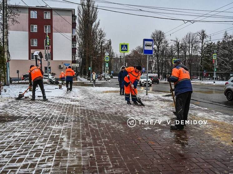 768 человек и 153 единицы техники убирают снег в Белгороде