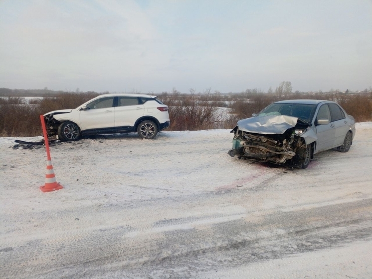 В Тюменском округе произошло ДТП с участием двух автомобилей: пострадали женщина и ребёнок