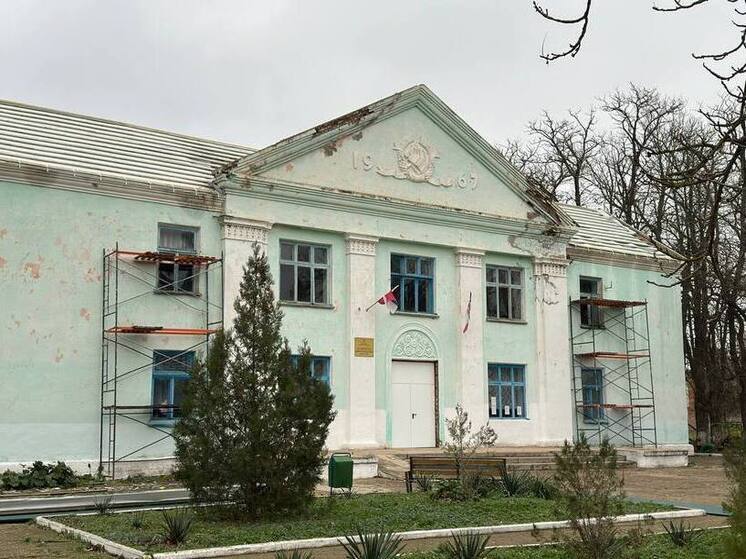 В Нижнегорском районе ремонтируют кровлю Дома культуры