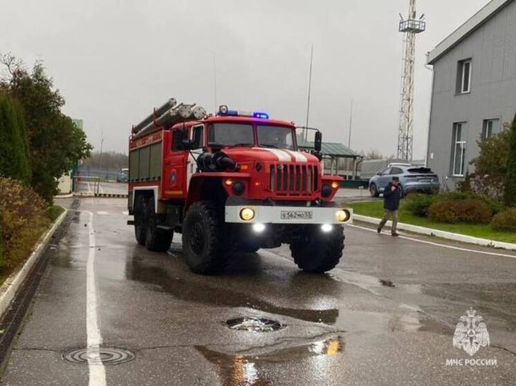 В Парфине горел нежилой восьмиквартирный дом
