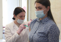 Заболеваемость острой респираторной вирусной инфекцией в Алтайском крае растет уже более полутора месяцев. Из-за эпидемии в регионе закрывают школы и детские сады. Так, в настоящее время на карантине находятся почти 38 тысяч детей.